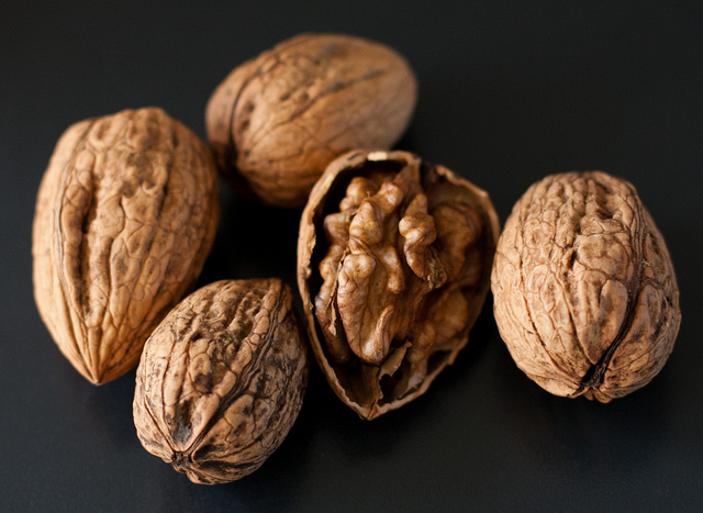 Comer nueces reduciría el riesgo y progresión de la enfermedad de Alzheimer