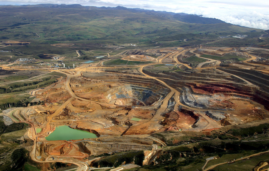 Vista panorámica de la Minera Yanacocha en Cajamarca. Fuente: Wikipedia.