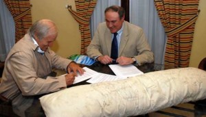 FOTO: AYUNTAMIENTO DE PALMA DEL RÍO Hace pocos años, El Cordobés donó al museo de su localidad natal la famosa almohada.