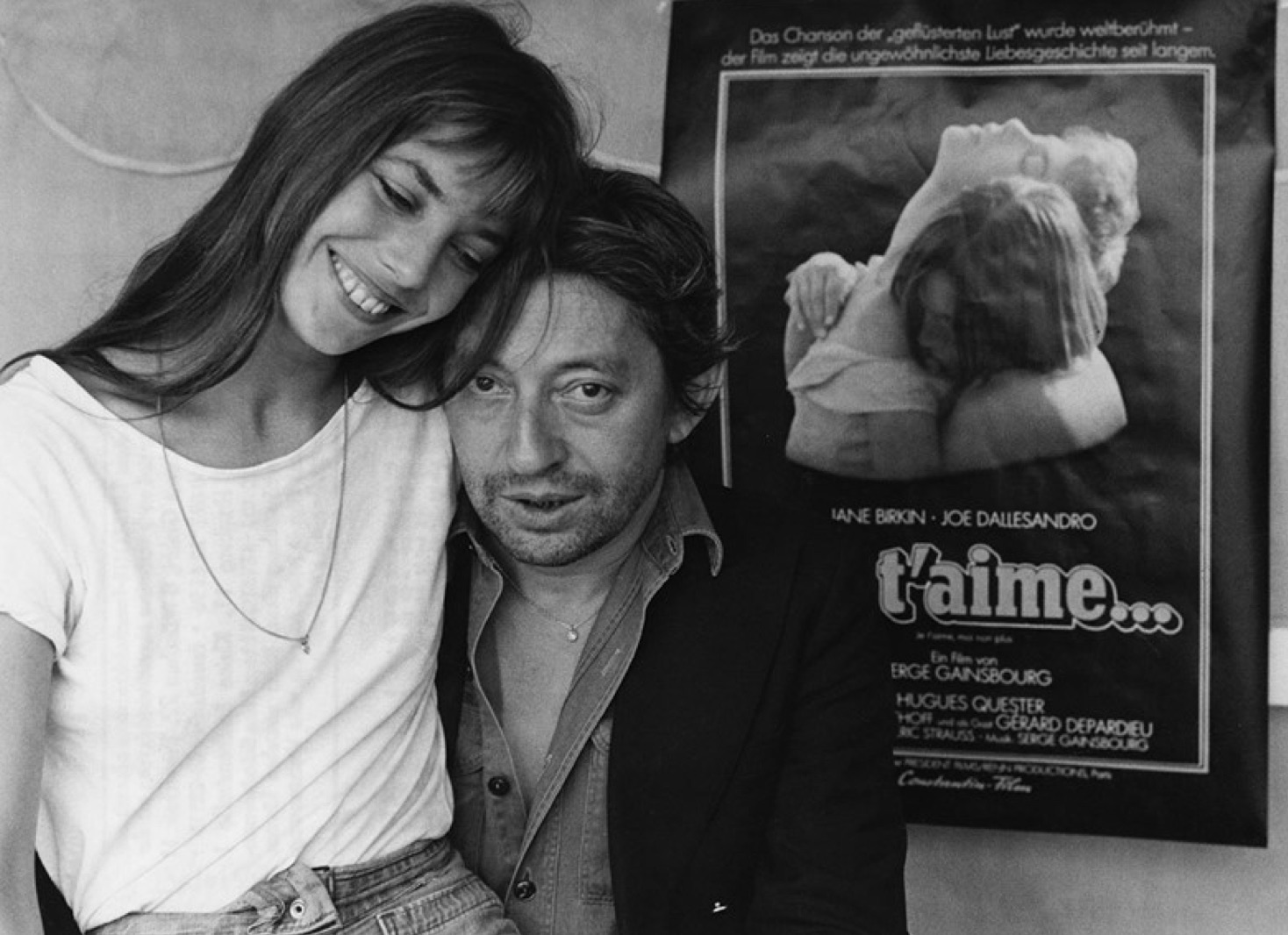 Jane y Serge con un cartel de la película "Je t'aime..." de 1976.