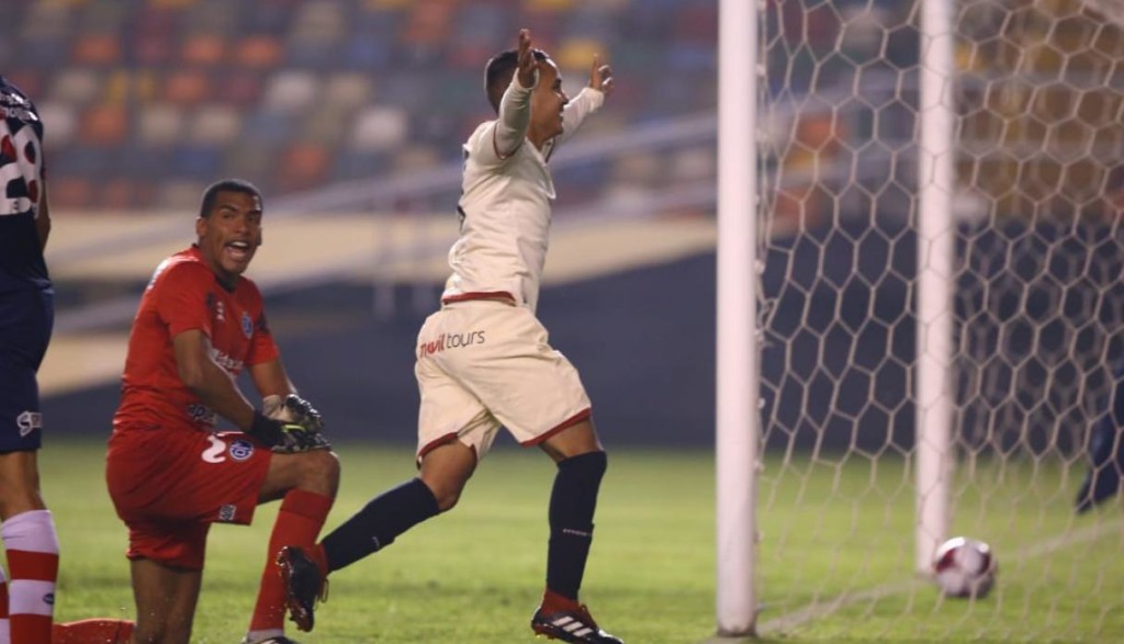 Universitario: tiene tanto que no le alcanza
