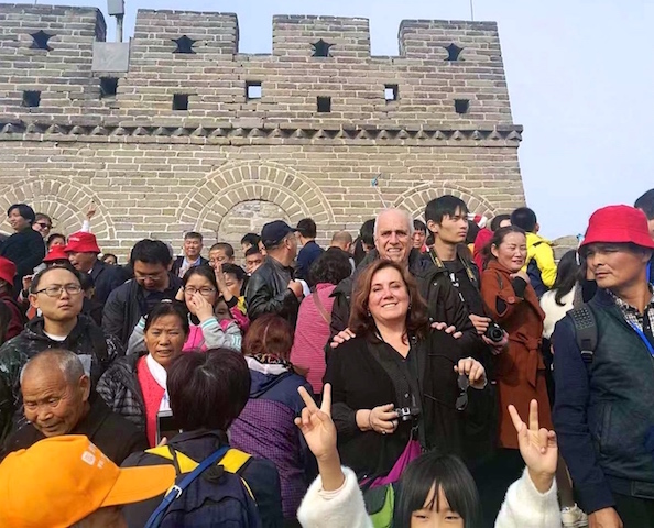 El rector y su esposa en un tramo de la Muralla China.