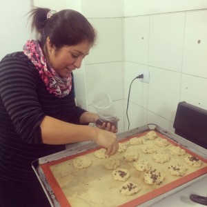 Cocinando en grupo es mejor ! Olenka ayudando a Arian con las chispas de chocolate !