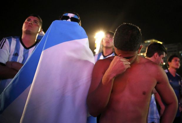 La noche del domingo podría haber sido la mejor noche de mi vida. En una Copabacana repleta de argentinos que llegaban a Río por millares, con una camiseta y una tiara albicelestes, con una entrada para el partido de fútbol más importante de los últimos cuatro años y un encuentro pactado a las 10:00 p.m. en un punto en medio de la multitud con el guapísimo sudafricano que fue una de las motivaciones para planear mi viaje al Mundial y este blog en particular, el cuerpo técnico de mi vida se había asegurado de que todo fuera épico.