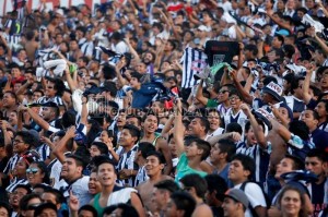 Más de 15 mil en el estadio con un calor insoportable.