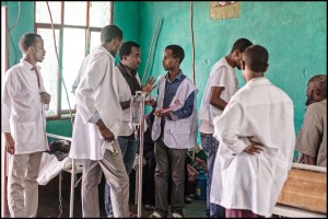 Equipo médico de Médicos Sin Fronteras (MSF) debate acerca de la condición de salud de un paciente en la sala de emergencias.