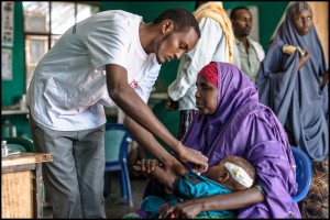 Un día de mucho trabajo en la sala de urgencias del centro de salud. Un enfermero de Médicos Sin Fronteras (MSF) examina a un niño que presenta serios problemas de salud.