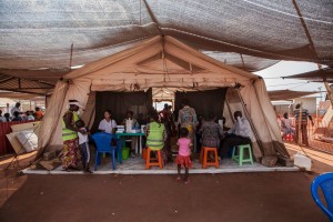 La clínica de MSF en Cacanda. Las enfermedades más corrientes entre los refugiados son la malaria, las infecciones respiratorias y diarrea. Una nueva clínica en el campo de Lovua estará operativa en los próximos días para atender a los refugiados que allí sean transferidos. ©Bruno Fonseca