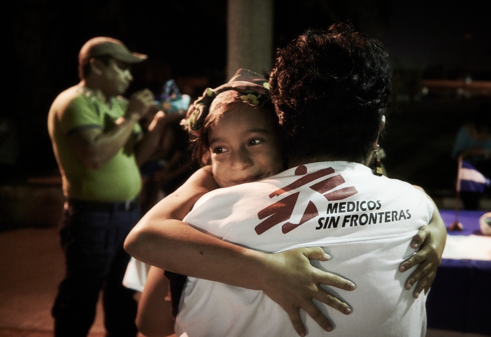 En Médicos Sin Fronteras (MSF) compartimos (solo) algunas de las historias, sueños y desafíos de niñas extraordinarias que hemos conocido a lo largo del mundo.
Una niña abraza a una trabajadora social de MSF. Es una de las tantas personas que migran desde Centroamérica hacia México con intención de llegar a Estados Unidos ©Christina Simons/MSF
Todos los días en nuestros 468 proyectos médico humanitarios en más de 70 países conocemos niñas que nos sorprenden por su extraordinaria fortaleza y resiliencia. Como Médicos Sin...
