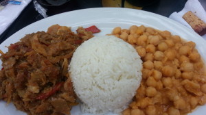 Pescado seco a la vizcaína con guiso de garbanzos. 