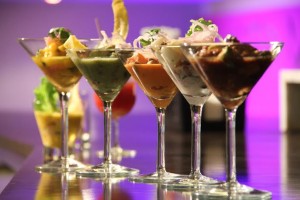 Ceviches variados servidos en copa Martini. 