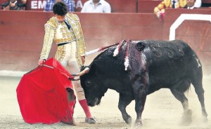 FOTO DANTE PIAGGIO MIGUEL ABELLÁN. Derechazo, llevando embarcado al tercer toro de la tarde en su muleta; erguido, relajado y toreando con clase.