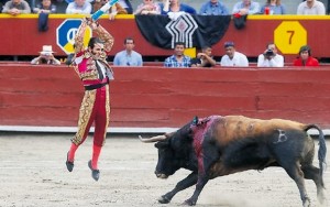 FOTO: DANTE PIAGGIO JUAN JOSÉ PADILLA. Clavando el primer par de rehiletes al cuarto toro de la tarde, el único de su lote al que se animó a banderillear.