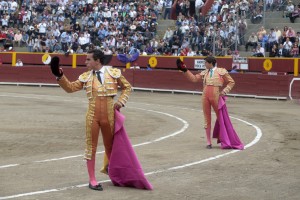 Los dos novilleros ovacionados antes de iniciarse el festejo