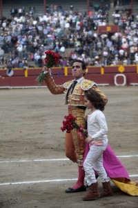 Dando la vuelta al ruedo con una pequeña admiradora