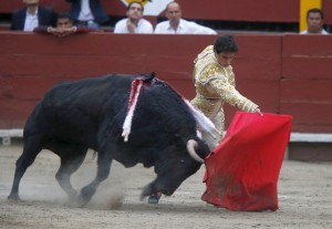 Remata los pases de rodillas, con uno de pecho.