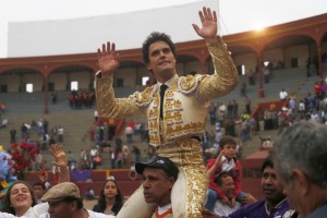 Tras haber cortado una oreja a cada uno de sus toros, Miguel Abellán sale en hombros de la Plaza de Acho