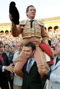 ARCHIVO DEL MATADOR ENRIQUE PONCE Enrique Ponce pasea en hombros a José María Manzanares el día que su hijo le cortó la coleta en la Real Maestranza de Sevilla, el 1 de mayo de 2006