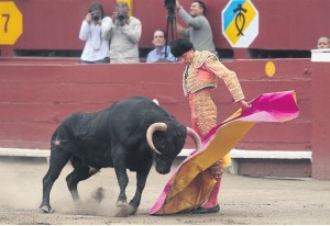 FOTO: JUAN PONCE ANDRÉS ROCA REY. Aparte de su capacidad como torero y de su técnica, lo más destacado de su actuación ayer, fue el variado repertorio que desarrolló al torear de capote en todos sus novillos.