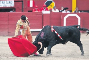 FOTO: JUAN PONCE JOAQUÍN GALDÓS. Tanto en su primer como en su segundo novillo, logró instrumentar muletazos con gusto, clase, sentimiento y hondura, en largas series que fueron ovacionadas como este derechazo.