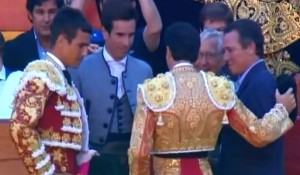 CAPTURA DE PANTALLA Enrique Ponce le brinda el toro a tres generaciones de Manzanares; al abuelo Pepe (maestro de su hijo José Mari), a José Mari y a sus dos hijos, Jose María hijo y Manuel; corrida conmemorativa de los 10 años de la alternativa de José María; Alicante 2013