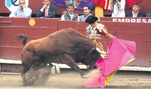 FOTO: DANTE PIAGGIO AGUANTANDO. Joselito Adame contiene con su capote la embestida con poca clase y con las manos por delante del quinto de la tarde.