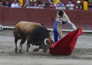 FOTO: DANTE PIAGGIO MADUREZ. Sebastián Castella mostró, en su segundo toro, un nuevo sentido taurino, reposado, sereno e inteligente