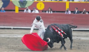 FOTO: DANTE PIAGGIO ESFUERZO Y EXPOSICIÓN. A pesar de las ganas y la voluntad de Juan del Álamo, el torero se estrelló con el lote que le tocó en suerte.