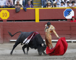 FOTO: ROLLY REYNAVALOR. Iván Fandiño se jugó la cornada para poder cortar una oreja de peso a un demandante toro de Salento. 