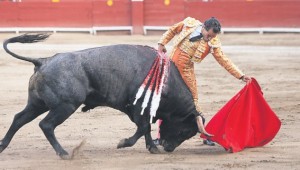 FOTO ROLLY REYNA Triunfo de verdad. Iván Fandiño se sobrepuso a una cogida y logró meter en muleta al toro de mayor presencia de la corrida.