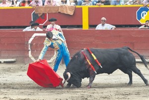 FOTO: FÉLIX INGARUCA poderío y clase. A pesar de las escasas condiciones y poca bravura de sus toros, Miguel A. Perera intentó agradar al público.