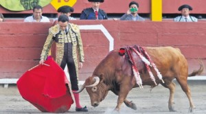 FOTO: DANTE PIAGGIO arte y técnica. Enrique Ponce muletea al cuarto de la tarde, erguido, relajado, como si no estuvieran pasando los pitones delante de él.