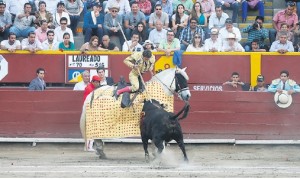 FOTO: DANTE PIAGGIO Inclusive picó. Alfonso de Lima estuvo toda la tarde voluntarioso y decidido a triunfar; toreó bien e inclusive picó al sexto toro.