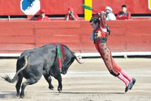 FOTO ROLLY REYNA no solo banderillas. Ayer El Fandi no solo puso sus sobresalientes garapullos sino que además fue un lidiador poderoso.