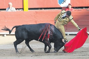 FOTO: ROLLY REYNA Voluntad y pundonor. Fernando Roca Rey, incomprensiblemente, tuvo a un sector de Acho en contra; lo superó y salió airoso.