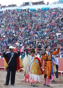 FOTO: JUAN MEDRANO CHAVARRÍA ALFERADOS. Mayordomos de las fiestas patronales dan la vuelta al ruedo con ‘El Zapata’.