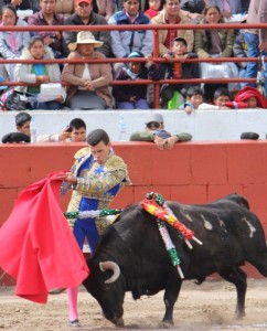 FOTO: JUAN MEDRANO CHAVARRÍA MATADOR COLOMBIANO. Sebastián Vargas, gratamente impresionado por la multitudinaria afición puneña en Macusani.