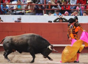 FOTO: JUAN MEDRANO CHAVARRÍA verónica. Uriel Moreno 'El Zapata' lanceando a uno de sus toros en Macusani.