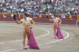 FOTO. JUAN PONCE PERSONAJES EN EL PERÚ. Los dos jóvenes novilleros peruanos, Galdós y Roca Rey, elegidos por su esfuerzo y primeros éxitos.