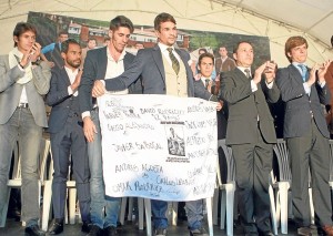 FOTO: AFP MOVILIZACIÓN. El 12 de noviembre, las figuras del toreo se hicieron en presentes en Bogotá, solidarizándose y en homenaje al coraje de los novilleros colombianos en huelga de hambre.