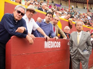 FOTO: MARCEL MILLAR MÉDICOS EN LA PLAZA. De izquierda a derecha, doctores Carlos Hernández, Jorge Uribe (ambos de México), Roberto y Jaime del Castillo, Pedro Gutiérrez y Andrés León Martínez.