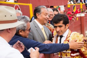 FOTO: MARCEL MILLAR BRINDIS. El mexicano Joselito Adame brindó a los doctores León Martínez, Del Castillo, Uribe y Hernández uno de sus toros.