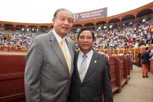 FOTO: MARCEL MILLAR CONTINUIDAD EN ACHO. Doctores Andrés León Martínez y César Baltazar Mateo; tras tres décadas al frente de la enfermería, el doctor León Martínez entrega la posta al doctor Baltazar.