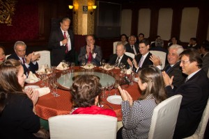 FOTO: MARCEL MILLAR BRINDIS. Doctor Andrés León Martínez realizando el brindis final en la cena de clausura del congreso.