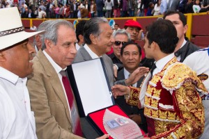 FOTO: MARCEL MILLAR TROFEO: Los cirujanos taurinos premian a Joselito Adame, al culminar la última corrida de la feria