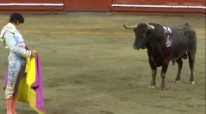 FOTO: CAPTURA DE PANTALLA Citando con el capote, muy en corto, al octavo novillo.