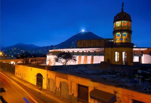 FOTO: JOSÉ ÁLVAREZ BLAS IMPONENTE. La magnífica foto nocturna resalta la belleza majestuosa de la plaza, ocultando su entorno ruinoso; Acho enhiesta a sus venerables 250 años, a pesar del abandono de las autoridades y de la SBLM, que percibe y aprovecha sus rentas, pero la tiene abandonada durante décadas.