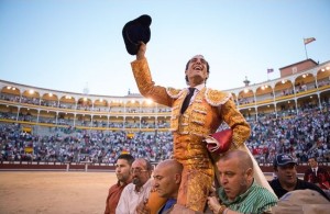 FOTO: PAG WEB PLAZA DE LAS VENTAS FECHA CLAVE. El 13 de mayo del 2014, Fandiño logró su meta y salió en hombros por la puerta grande de la Plaza de Las Ventas.