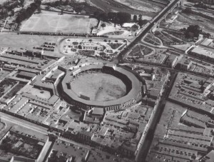 SERVICIO AEROFOTOGRÁFICO NACIONAL ACHO 1943. Día de corrida, hace 72 años; aún no se había remodelado la plaza ni habilitado el actual atrio de Sombra.