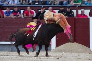 FOTO: PAG WEB PLAZA DE LAS VENTAS SIN MULETA. Como lo hacía Antonio José Galán, el 13 de mayo del 2014, Fandiño entró a matar a su segundo toro a cuerpo limpio.